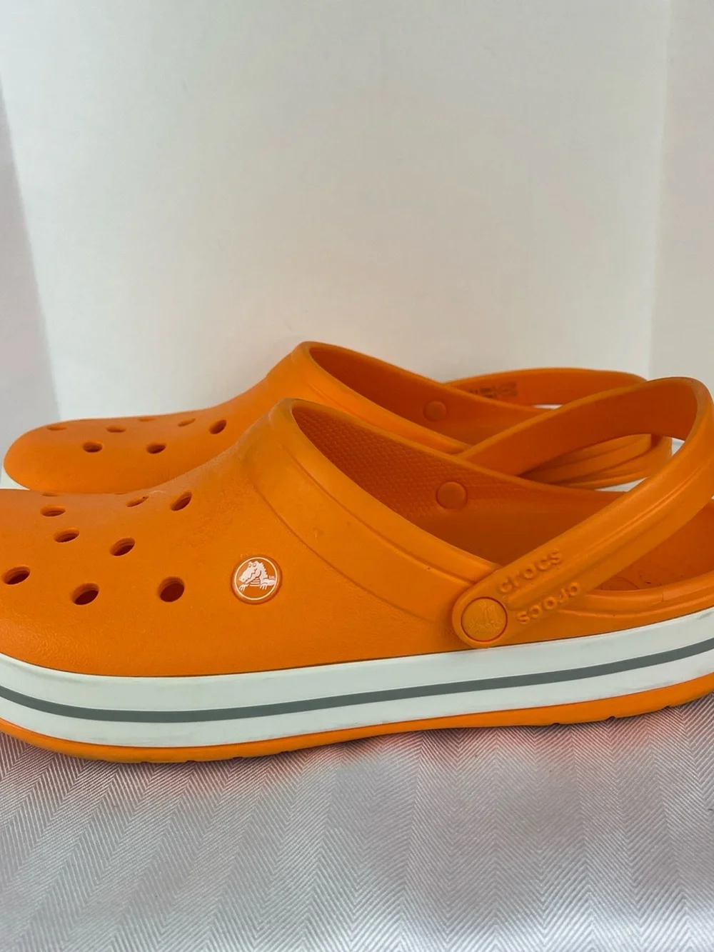 CROCS Crocband in vivid Orange with White-Trim Midsole